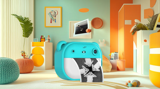 Appareil photo instantané turquoise pour enfants dans une chambre colorée et ludique, imprimant une photo en noir et blanc. Idéal pour des activités créatives telles que la création de journaux visuels ou de murs de souvenirs